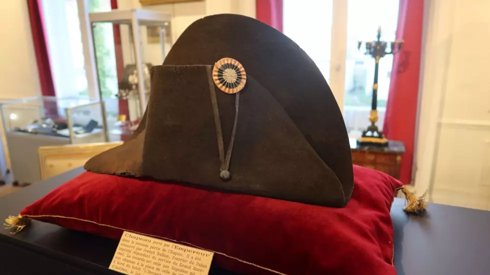 拿破仑双角帽以193.2万欧拍出 破纪录法国 – 19日，拿破仑戴过的一顶黑色海狸双角毡帽将在巴黎郊区枫丹白露宫的奥斯纳(OSENAT)拍卖行举行竞拍，最终以193.2万欧元拍出。拍卖行没有透露买家的身份或国籍。